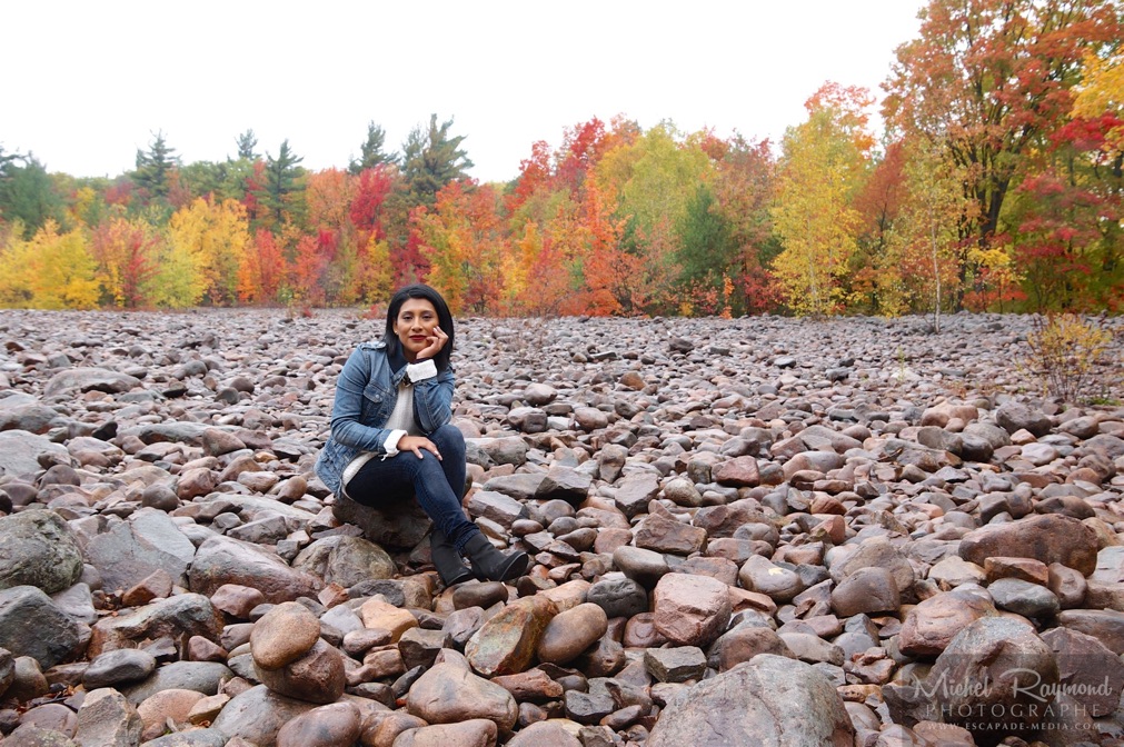 femme-du-guatemala-pose-assis-sur-les-pierres