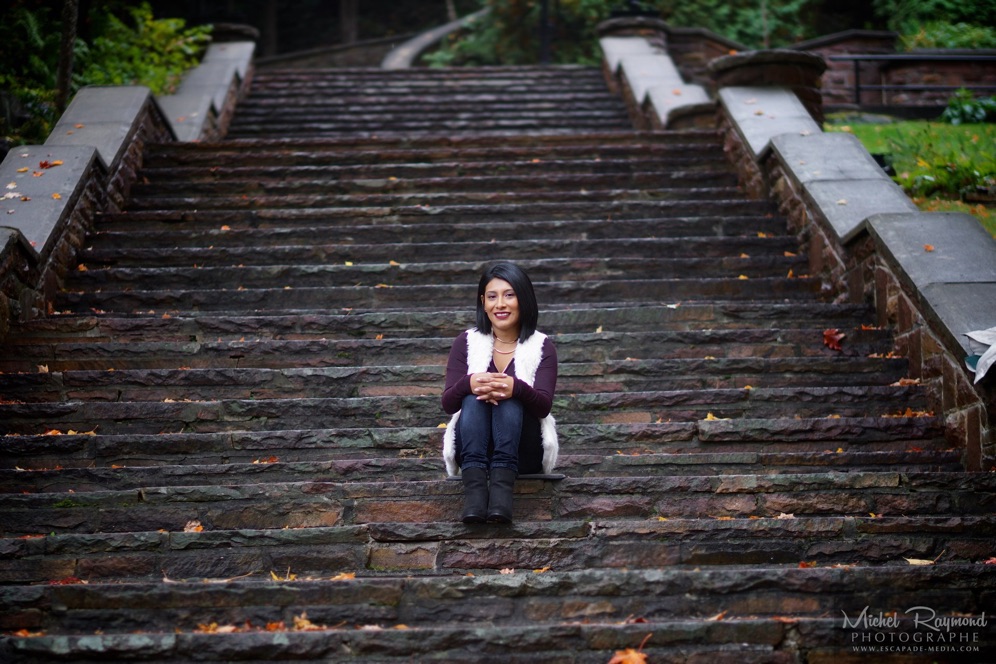 femme-latine-escalier-du-sanctuaire