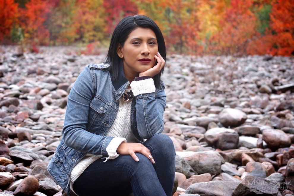 belle-femme-latine-pose-automne