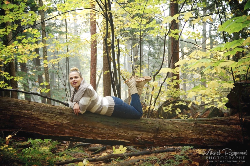 poses-sur-un-tronc-arbre-dans-le-boisé