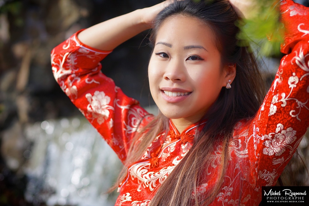 Jolie-sourie-chinoise-avec-robe-traditionnel-rouge