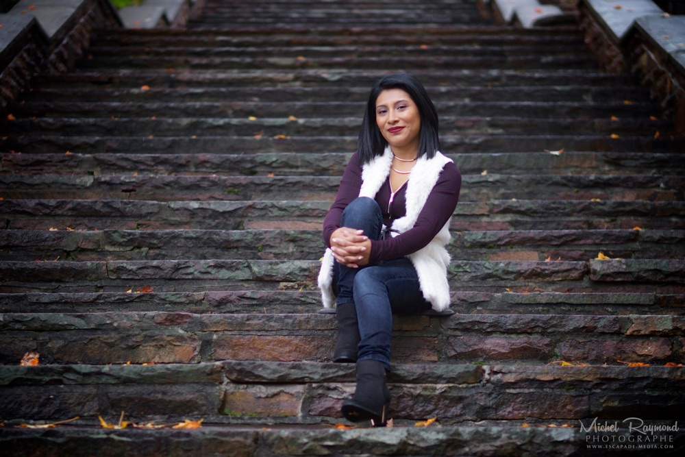 arely-dans-les-escaliers