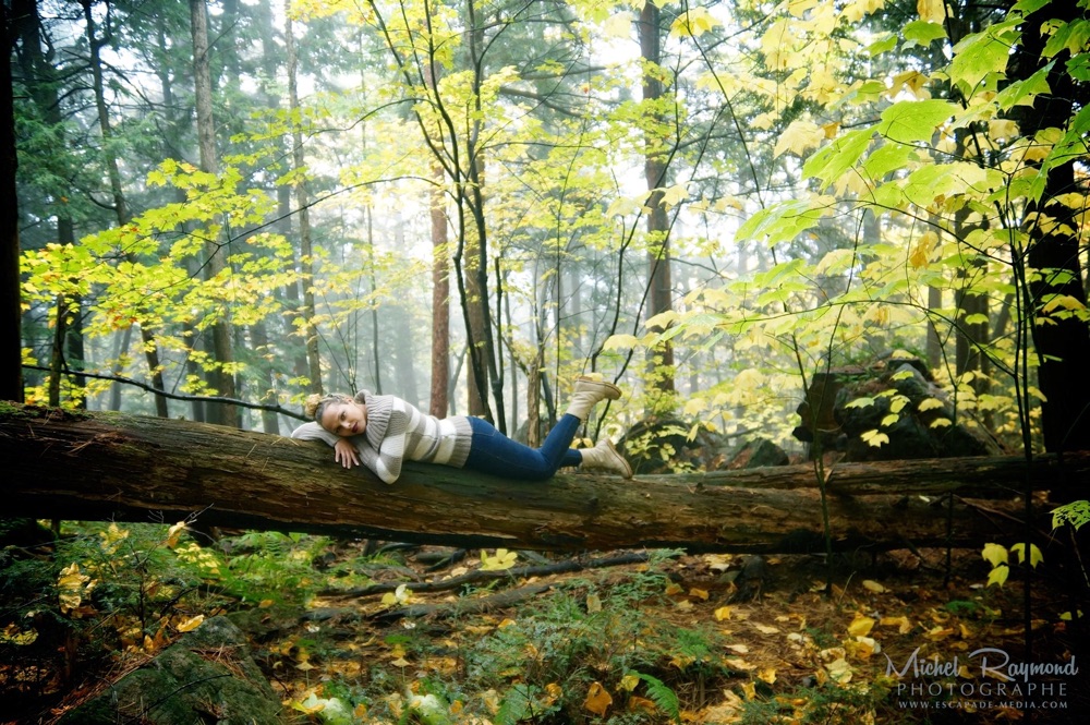 jaimy-herreira-sur-un-tronc-arbre