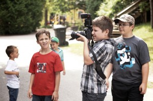 enfant-prend-photo-les-parent-centre-nature-laval