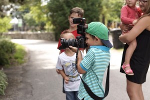 enfant prend-photo-des-parent-centre-nature-laval