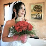 photo de la mariée avec roses rouge