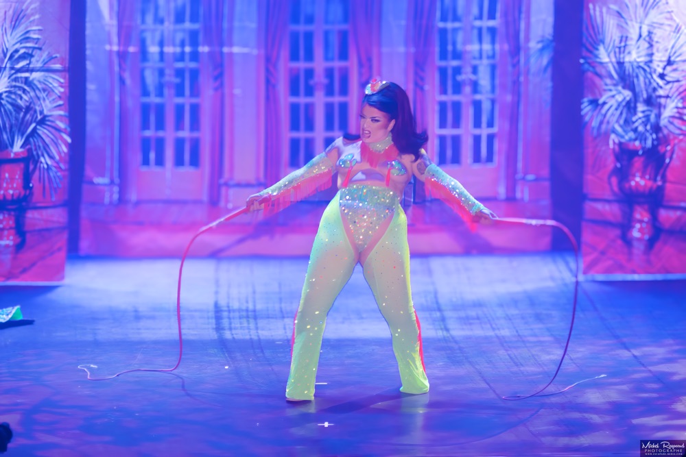 fairy-fifi-et-photographe-michel-raymond-sur-la-scène-du-montreal-burlesque-festival-2025