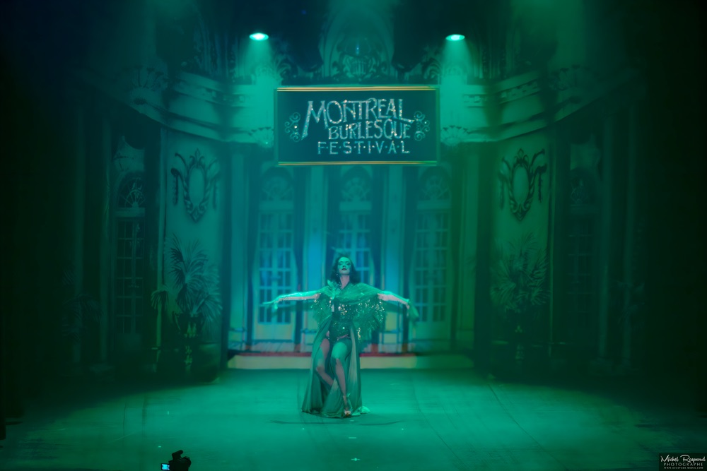 Fairy-Fifi-avec-sa-couronne-gagnante-première-finaliste-prix-Lili-st-cyr-montreal-burlesque-festival-2025