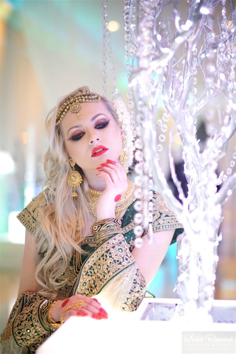 carol-ann-morin-devant-arbre-de-lumiere
