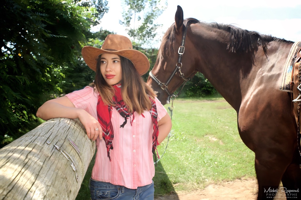 la-modèle-elsa-avec-cheval