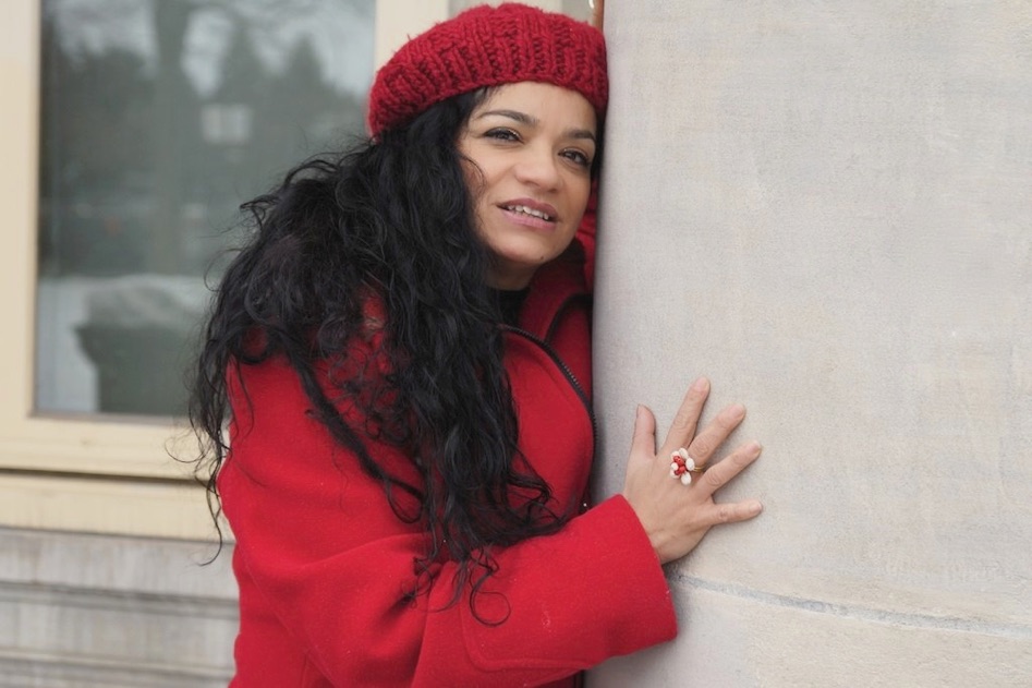femme-latine-manteau-rouge
