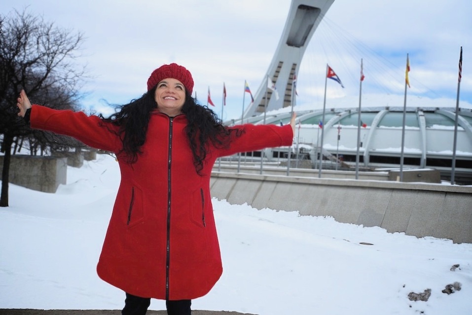 femme-latine-devant-stade-olympique