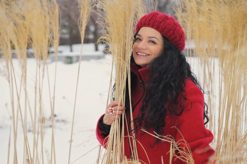 femme-manteau-rouge-jardin-botanique-hiver