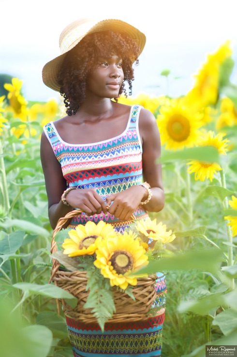 la-jeune-modèle-africaine-Grace-Kaboré-tournesol-saint-ours