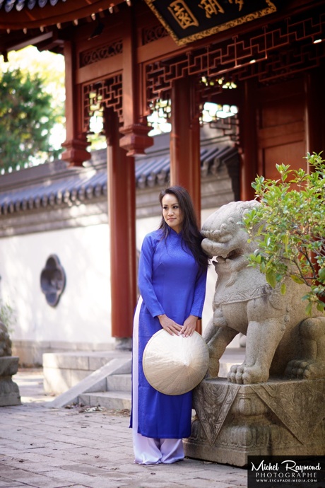 vietnamienne-à-l'entrée-du-jardin-de-chine-à-montréal