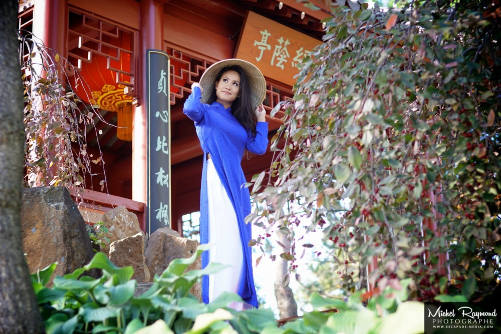 ao-dai-et-chapeau-vietnamienne-jardin-chine
