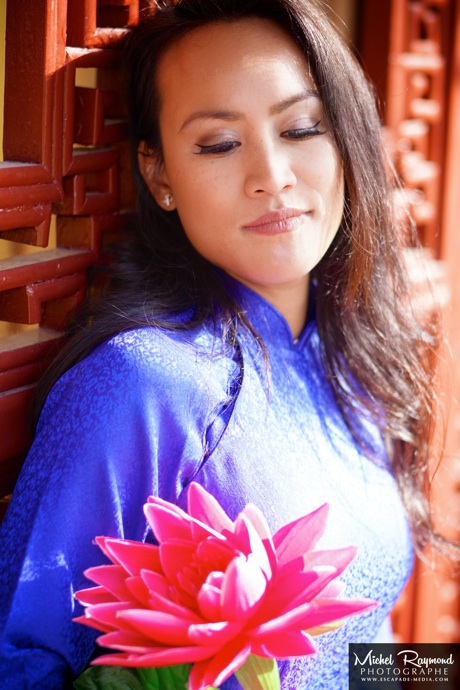 photo-portrait-jolie-vietnamienne-avec-lotus