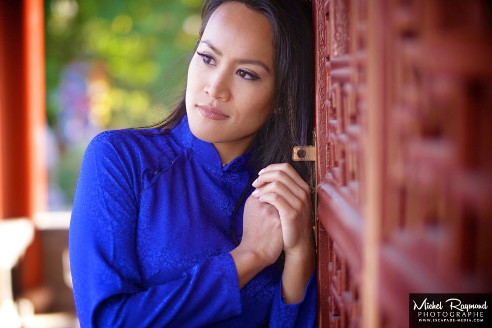 vietnamienne-avec-ao-dai-bleu-au-jardin-botanique