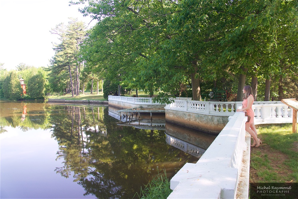 Jessyka-plaissance-observe-le-lac-Moulin-Pointe-du-Lac