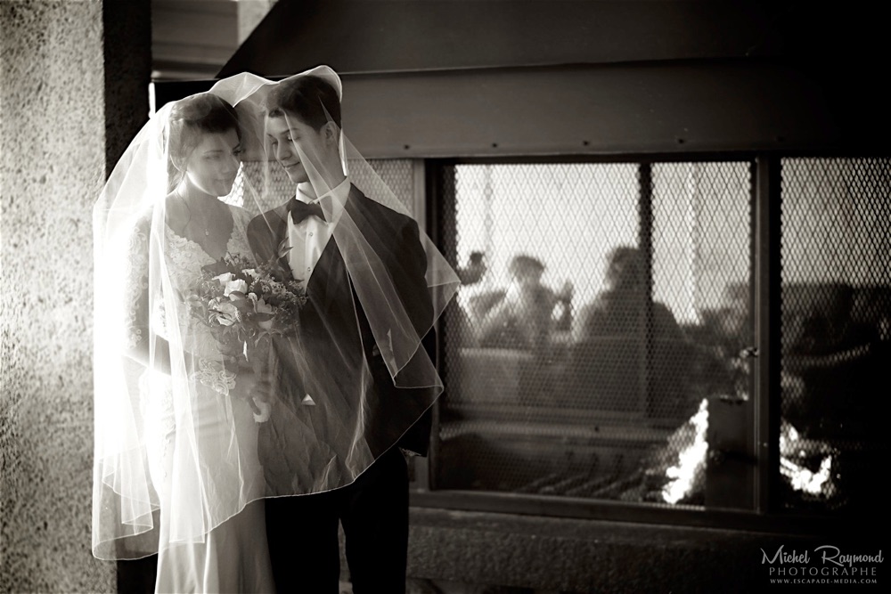 Château-Mont-Sainte-Anne-couple-mariés-devant-le-foyer