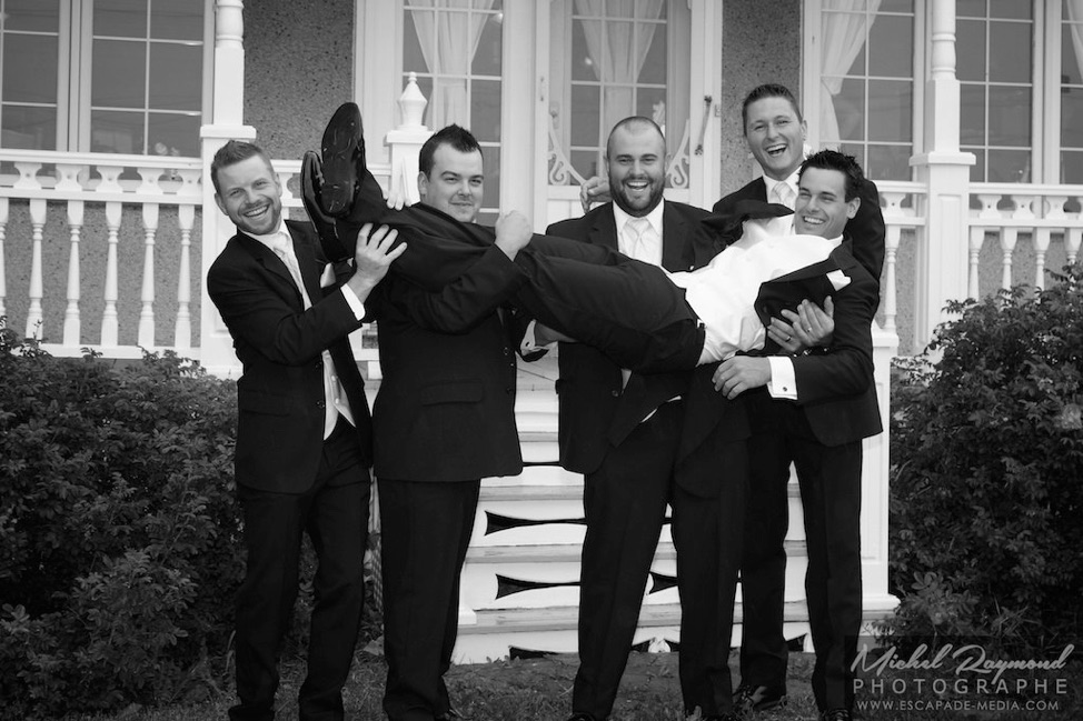 Photo-de-mariage-noir-et-blanc-hommes-honneur-et-marié