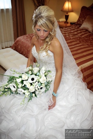La futur mariée avec le bouquet dans la chambre