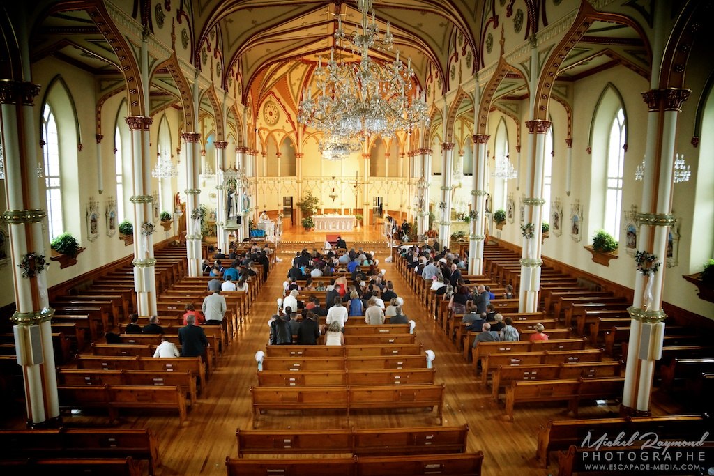 photo de mariage à l'église prise à la mésaline
