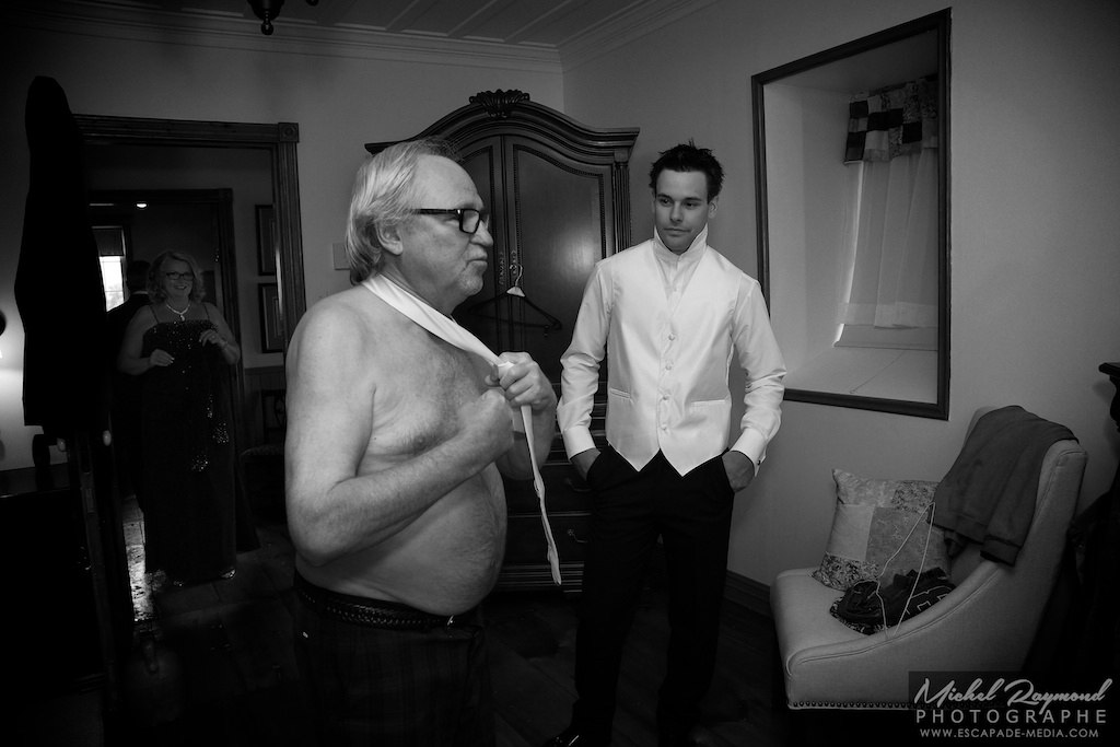 oncle qui fait un noeud cravate windsor