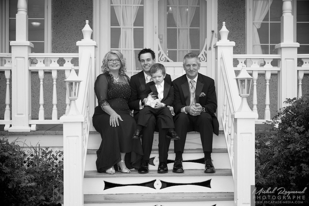 photo du futur marié avec parent