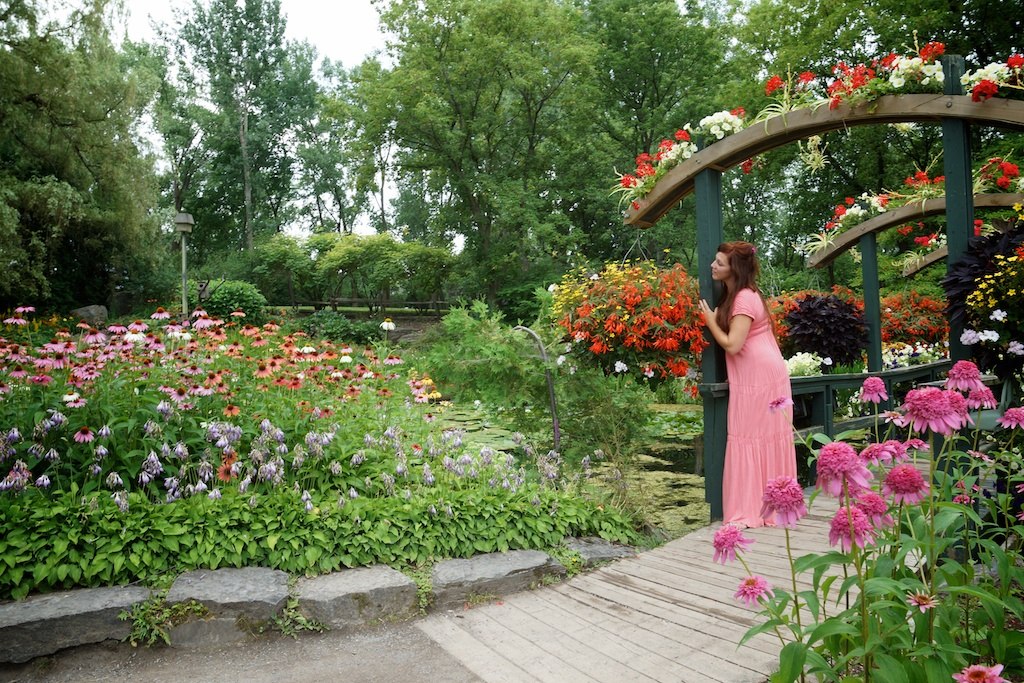 femme rousse dans le jardin