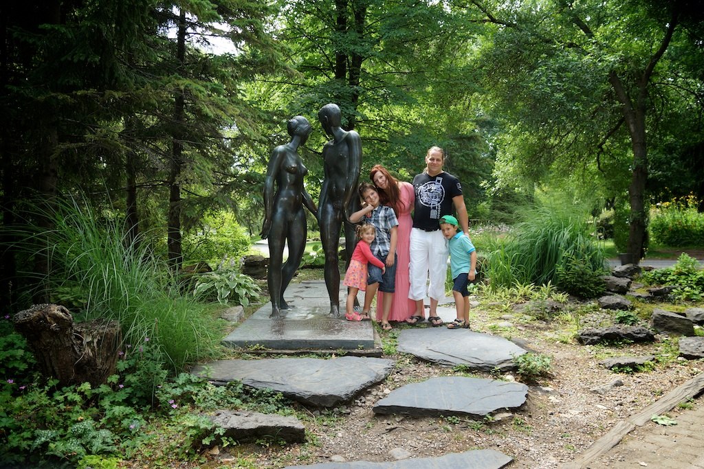 famille-devant-satue