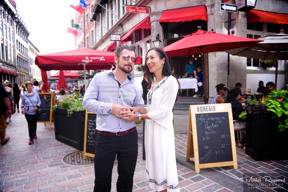couple-recherche-restaurant-vieux-montreal