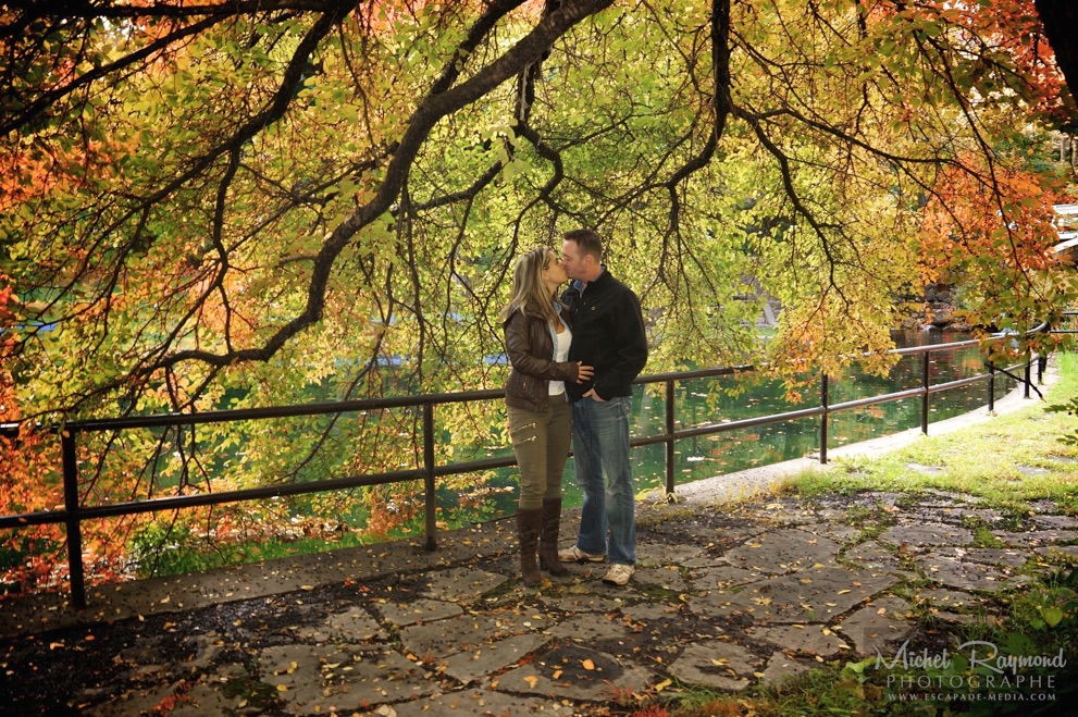 couple-sembrasse-en-dessous-arbre-automne