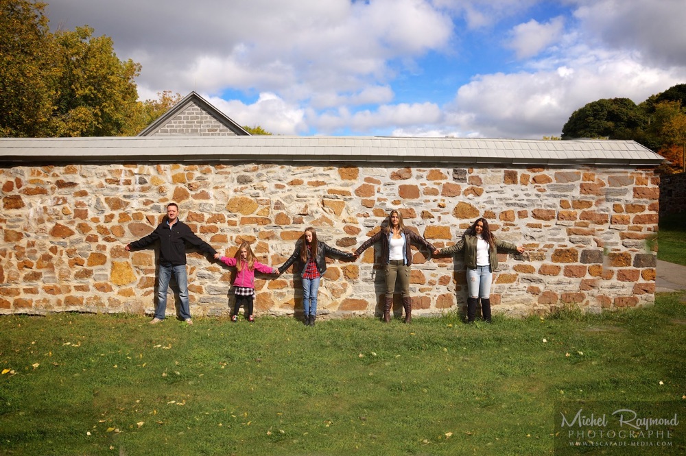 famille-au-mur-du-fort-stewart