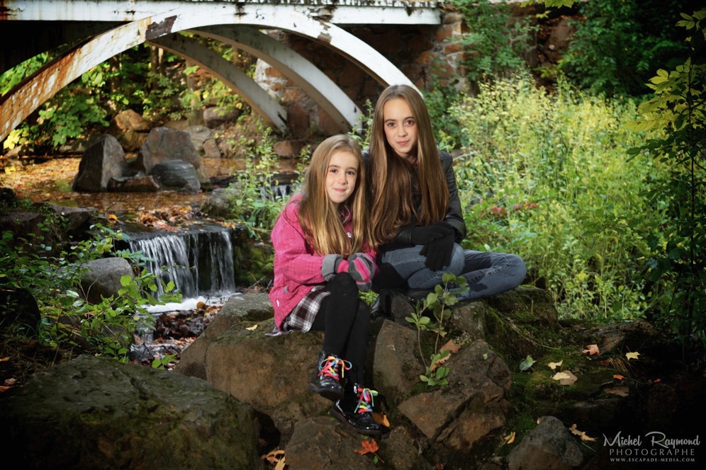 enfants-et-la-cascade-jean-drapeau