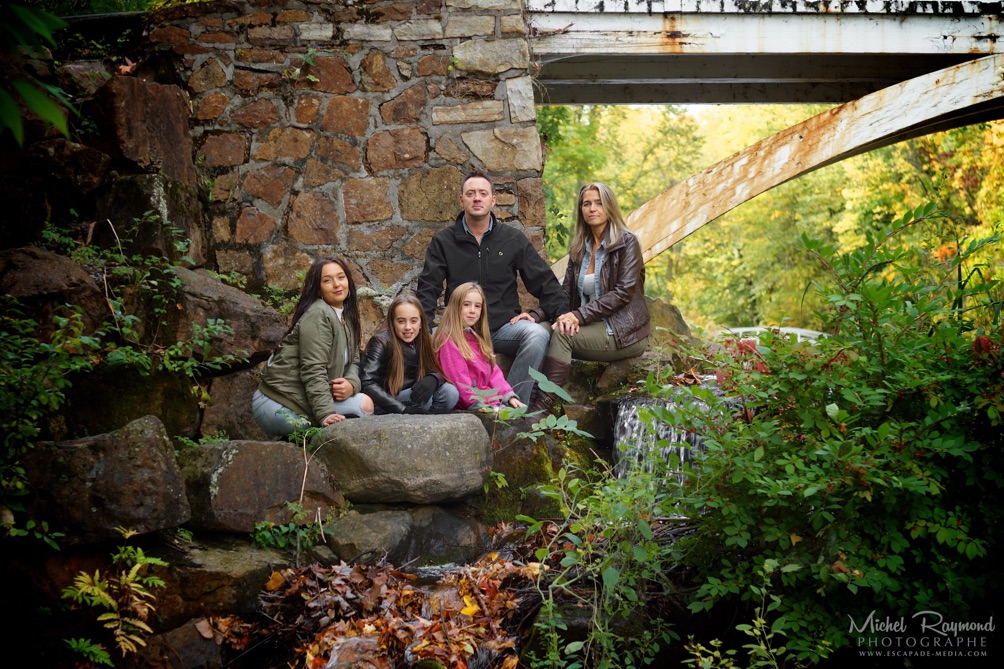 famille-dans-les-rocher