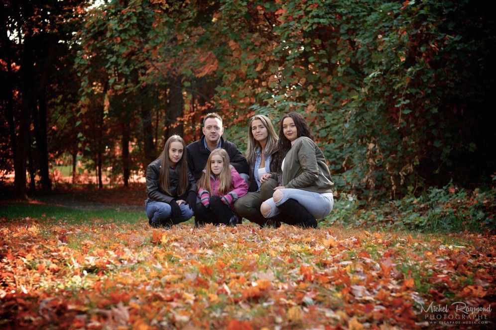 famille-dans-les-feuille-automne