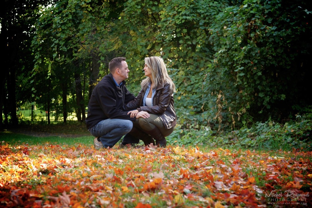 couple-dans-les-feuille-automne