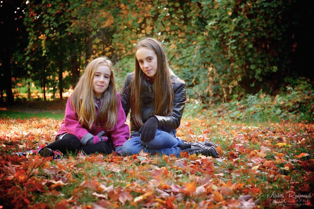 deux-jeunes-filles-feuilles-automne