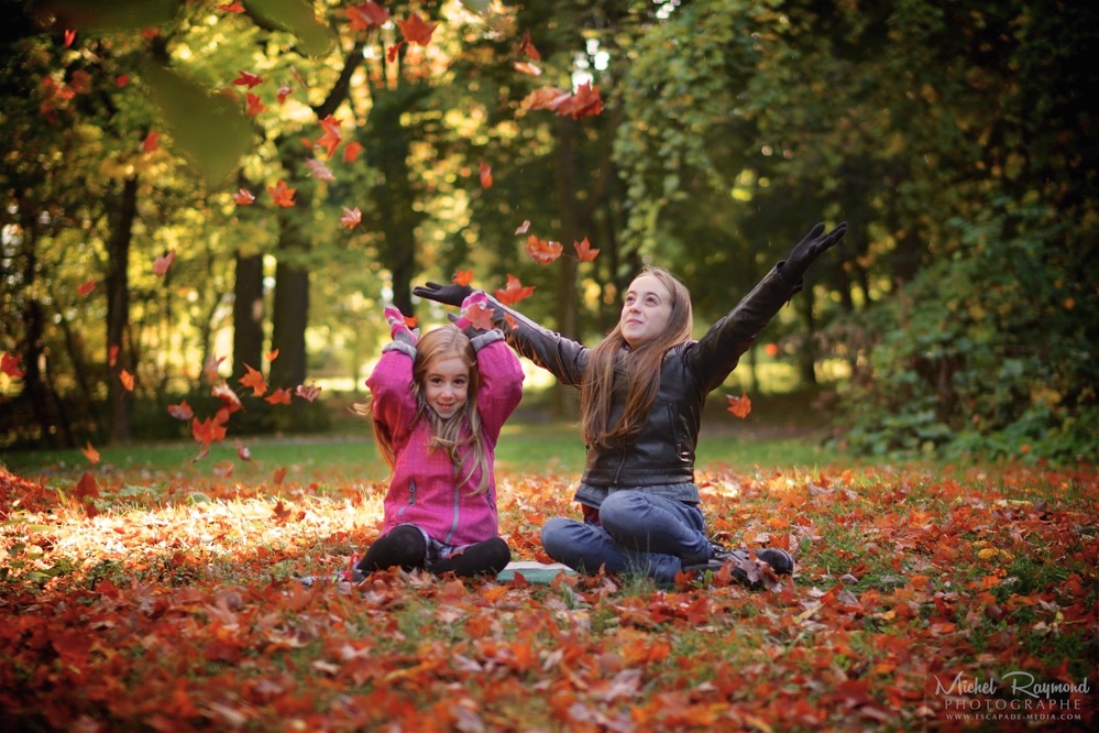 jeunes-filles-lance-feuilles