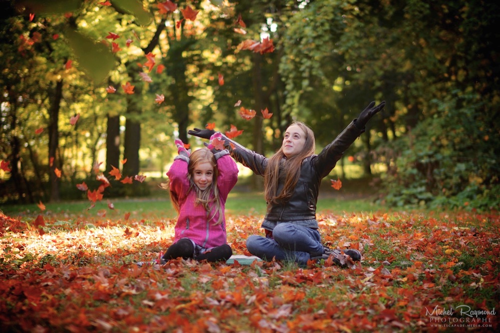 jeunes-filles-lance-feuilles