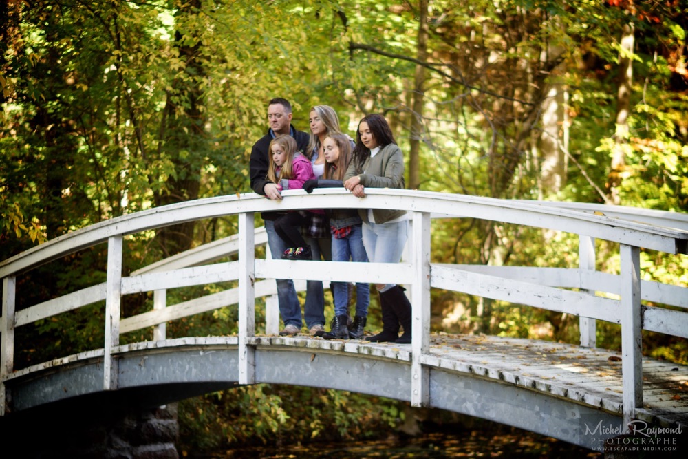 famille-sur-une-passerelle