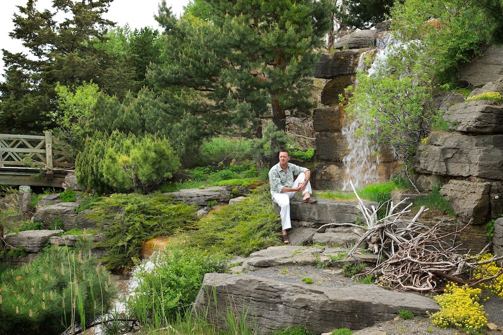 yannik-devant-la-chute-jardin-botanique