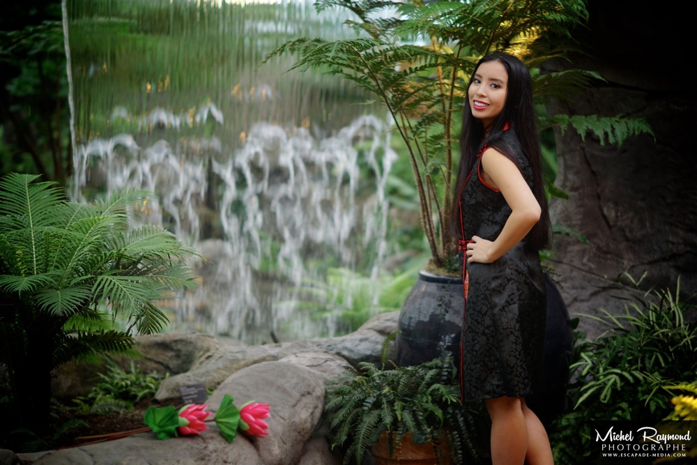 ruxia-chinoise-devant-la-chute-serre-jardin-botanique