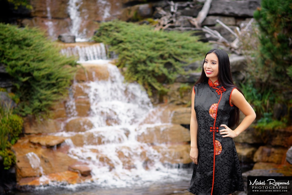 ruxia-la-chinoise-devant-chute-alpin-jardin-botanique