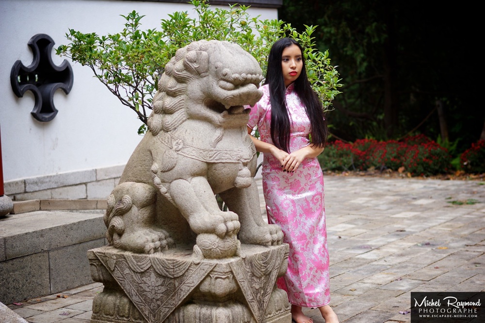chinoise-devant-entree-jardin-de-chine