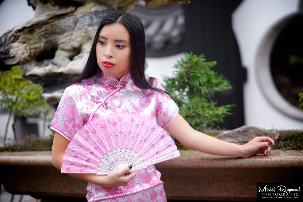 chinoise-avec-eventaille-jardin-japonais-montreal