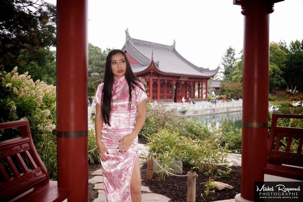 photo-chinoise-devant-la-maison-de-chine-de-montreal