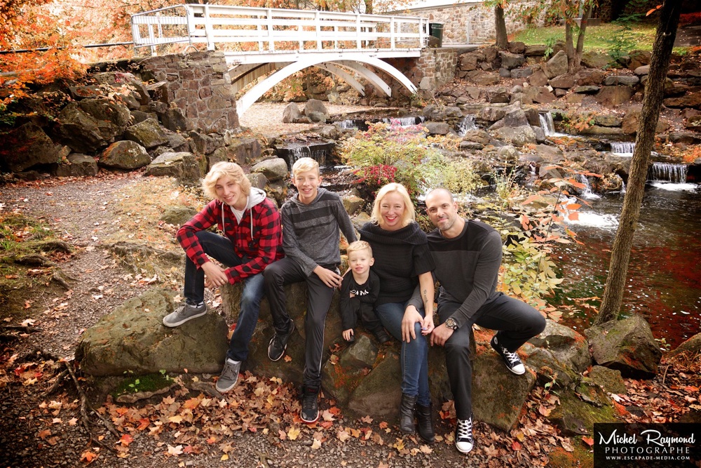 photo-famille-prise-de-haut-au-parc-jean-drapeau