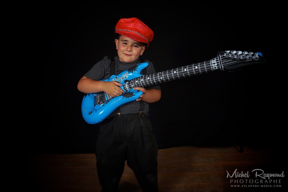 photo-jeune-enfant-avec-guitare